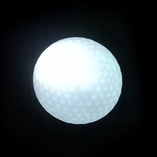 Golfbold med hvidt lys